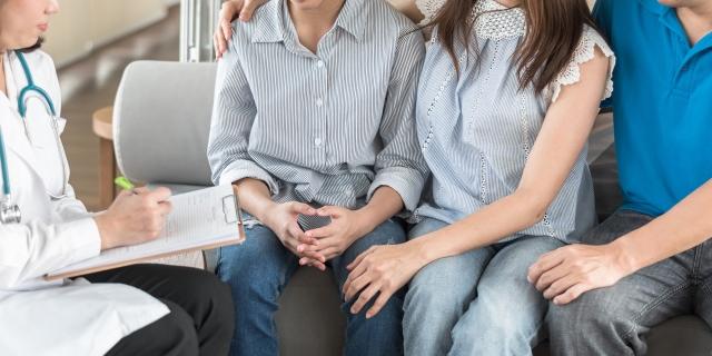 A family consults with a doctor